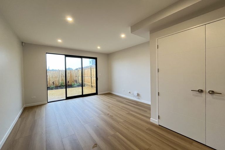 Photo of property in 17 Kuaha Road, Massey, Auckland, 0614