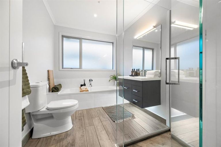 Photo of property in 24 Sir Lincoln Drive, Kumeu, 0810