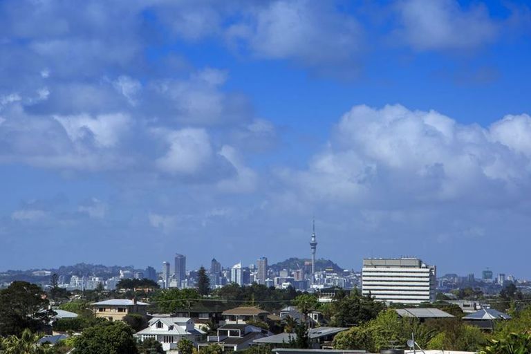 Photo of property in 2/39 Parr Terrace, Castor Bay, Auckland, 0620