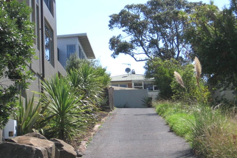 Photo of property in 32 Masterton Road, Rothesay Bay, Auckland, 0630