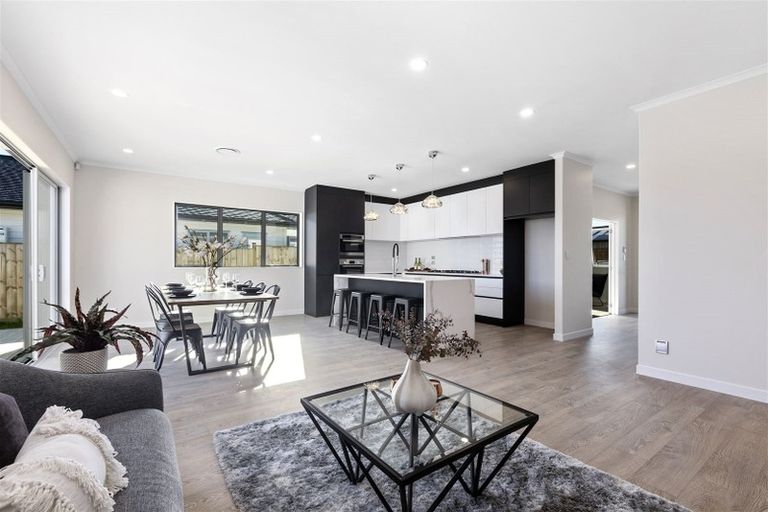 Photo of property in 18 Gilbransen Road, Kumeu, 0810