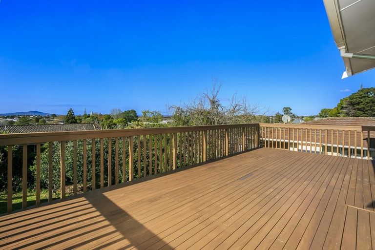 Photo of property in 72 Chivalry Road, Glenfield, Auckland, 0629