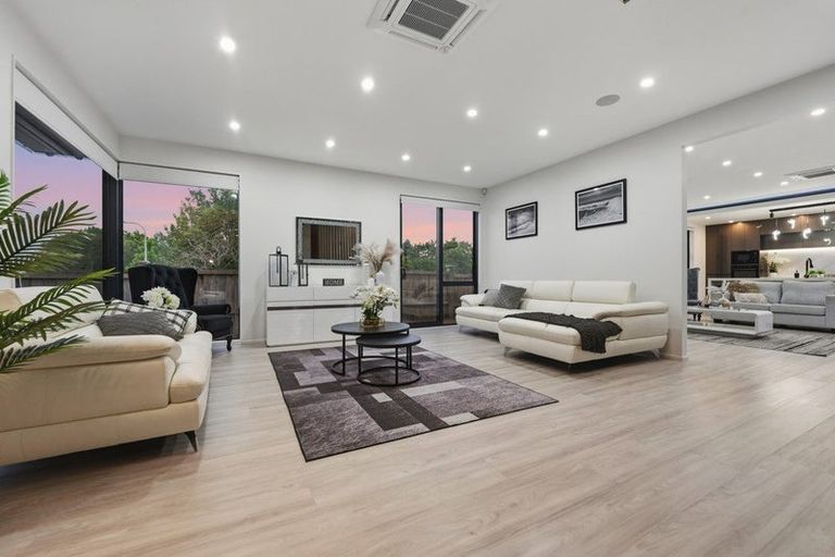 Photo of property in 7d Babich Road, Henderson Valley, Auckland, 0614