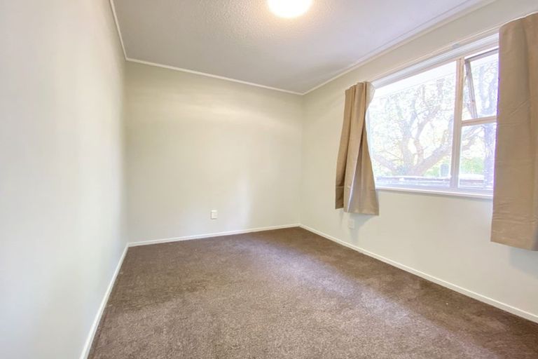Photo of property in 13 Halcombe Place, Green Bay, Auckland, 0604