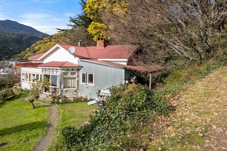 Photo of property in 32 Dorset Street, Picton, 7220