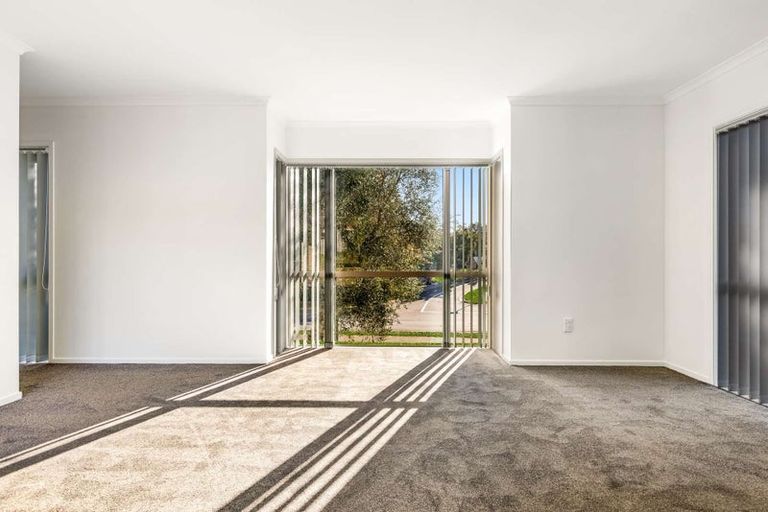 Photo of property in 6 Bibury Avenue, Henderson, Auckland, 0612