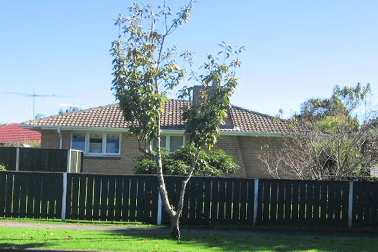Photo of property in 1 Buckingham Crescent, Manukau, Auckland, 2025