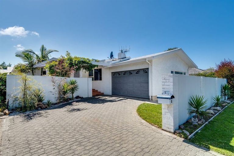 Photo of property in 3 Cambridge Terrace, Taradale, Napier, 4112