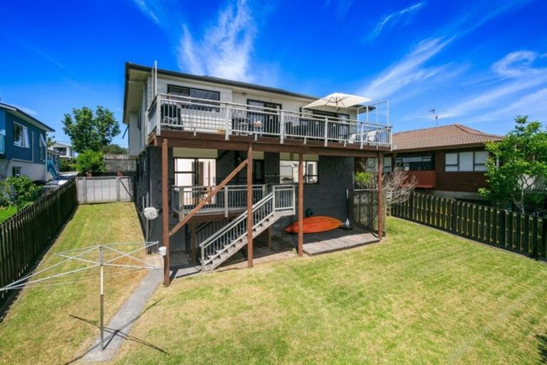 Photo of property in 2/14 Ridge Road, Waiake, Auckland, 0630