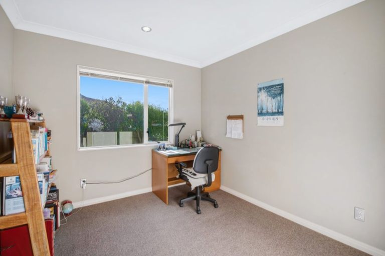 Photo of property in 31 Goldfinch Rise, Unsworth Heights, Auckland, 0632