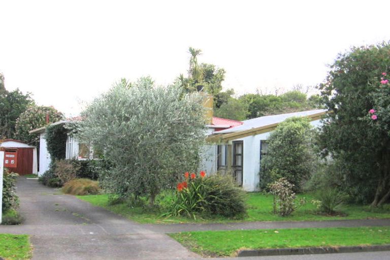 Photo of property in 12 Waterloo Crescent, Hokowhitu, Palmerston North, 4410