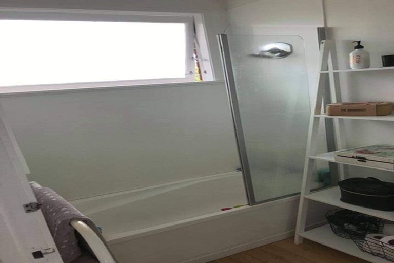 Photo of property in 1/20 Penning Road, Castor Bay, Auckland, 0620