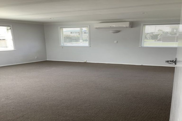 Photo of property in 1 Keats Place, Blockhouse Bay, Auckland, 0600