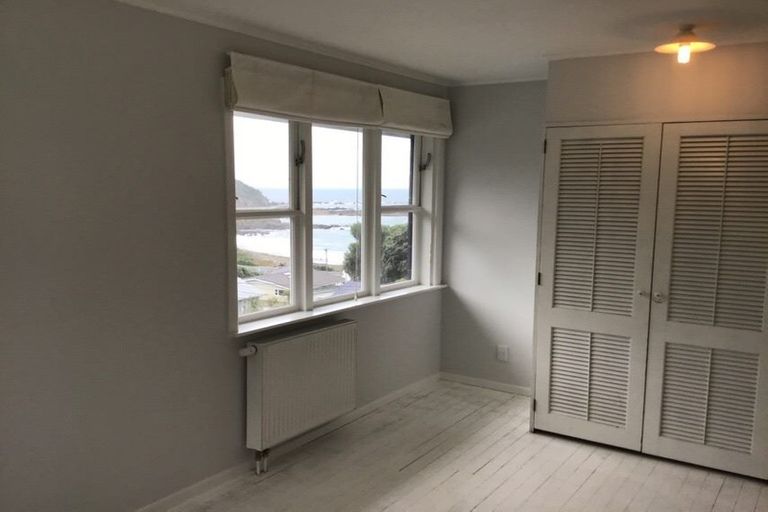 Photo of property in 18 Cave Road, Houghton Bay, Wellington, 6023