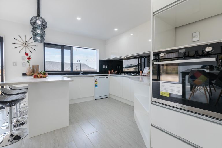 Photo of property in 14 San Casello Rise, Henderson, Auckland, 0612