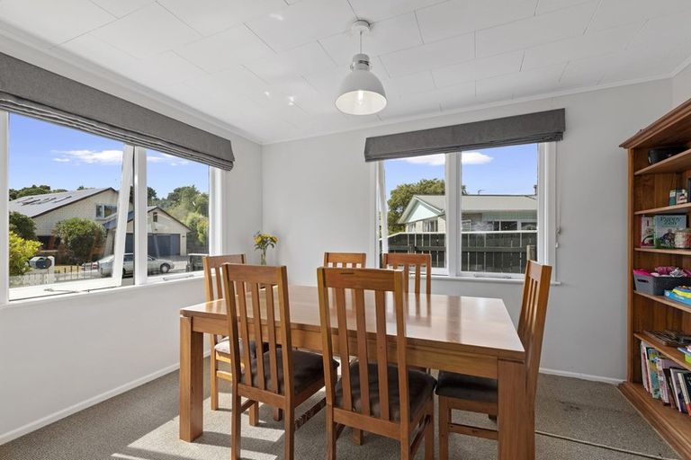 Photo of property in 15 Whirinaki Crescent, Heretaunga, Upper Hutt, 5018