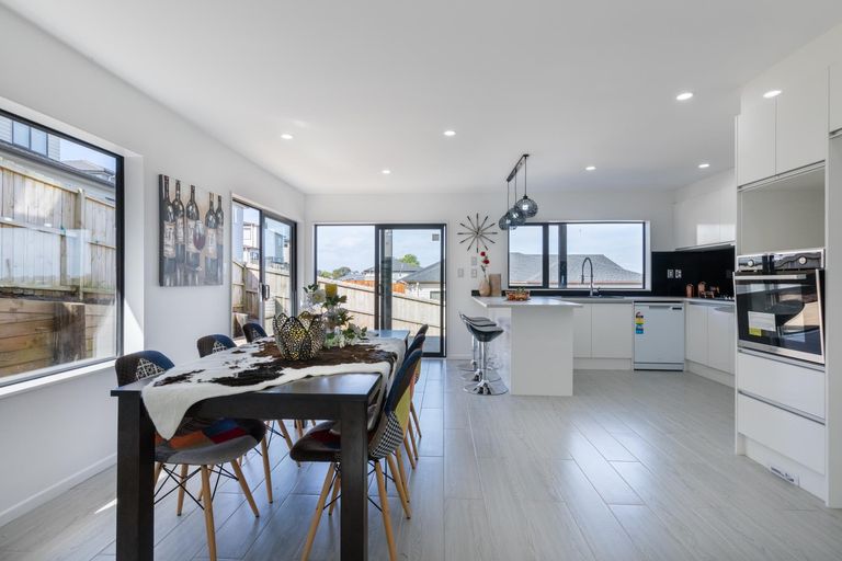 Photo of property in 14 San Casello Rise, Henderson, Auckland, 0612