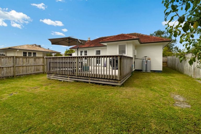 Photo of property in 2 Totara Road, Te Atatu Peninsula, Auckland, 0610