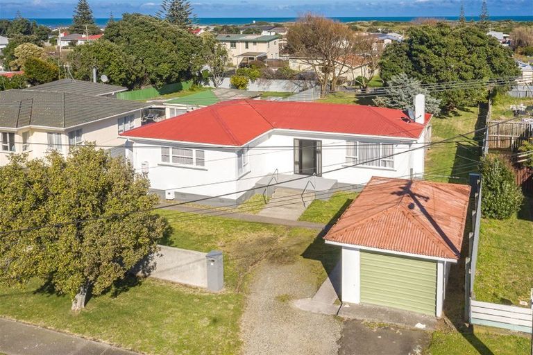 Photo of property in 33 Hood Street, Castlecliff, Whanganui, 4501