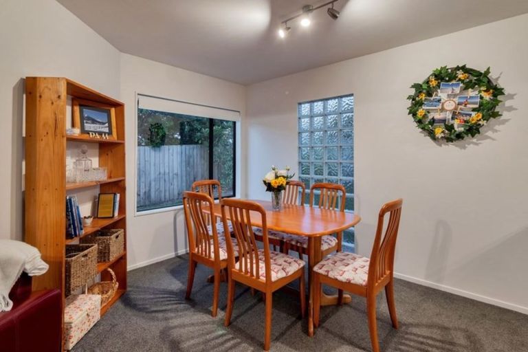 Photo of property in 1/10 Altair Place, Windsor Park, Auckland, 0632