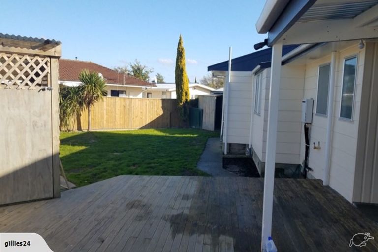 Photo of property in 18 Cumberland Place, Kelvin Grove, Palmerston North, 4414