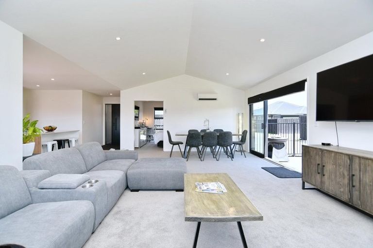 Photo of property in 17 Angus Place, Rangiora, 7400