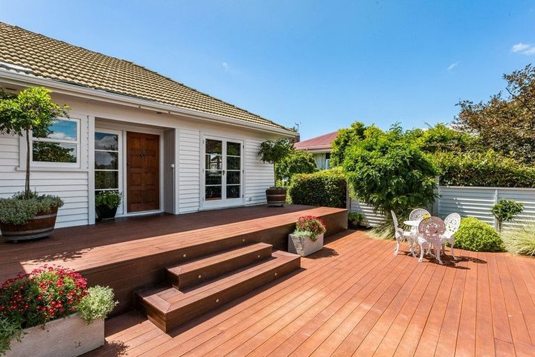 Photo of property in 61 Seaview Road, Paremata, Porirua, 5024