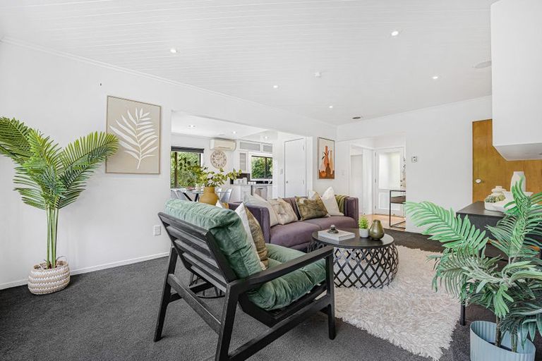 Photo of property in 28 Grassmere Road, Henderson Valley, Auckland, 0612