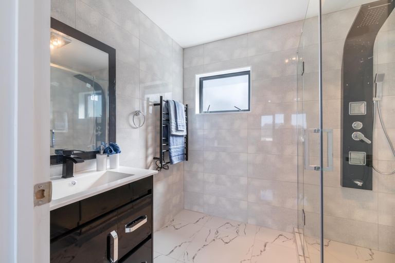 Photo of property in 14 San Casello Rise, Henderson, Auckland, 0612