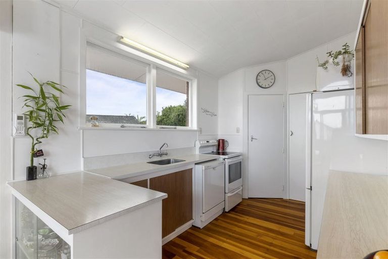 Photo of property in 25 Chatsworth Crescent, Pakuranga Heights, Auckland, 2010