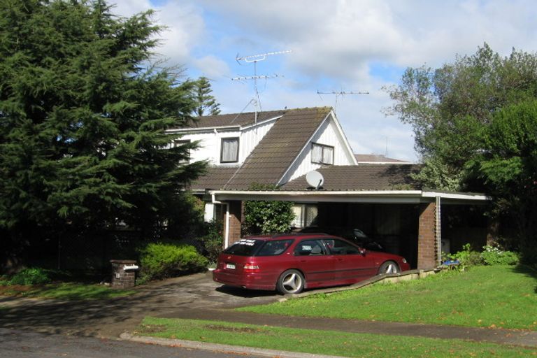 Photo of property in 2 Yarra Place, Botany Downs, Auckland, 2010
