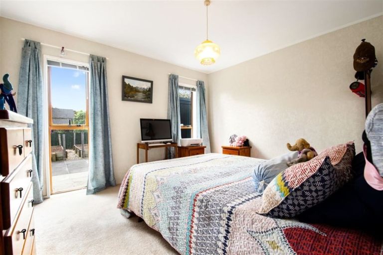 Photo of property in 2 Cezanne Place, New Lynn, Auckland, 0600