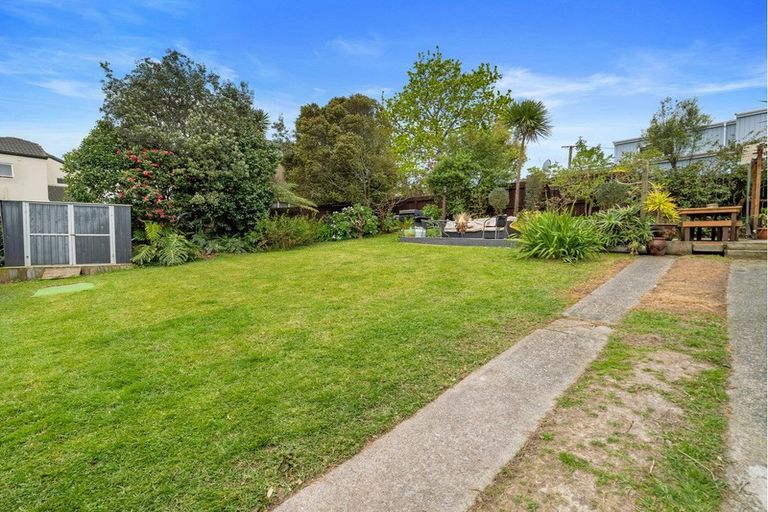 Photo of property in 1/2c Sunnynook Road, Sunnynook, Auckland, 0620