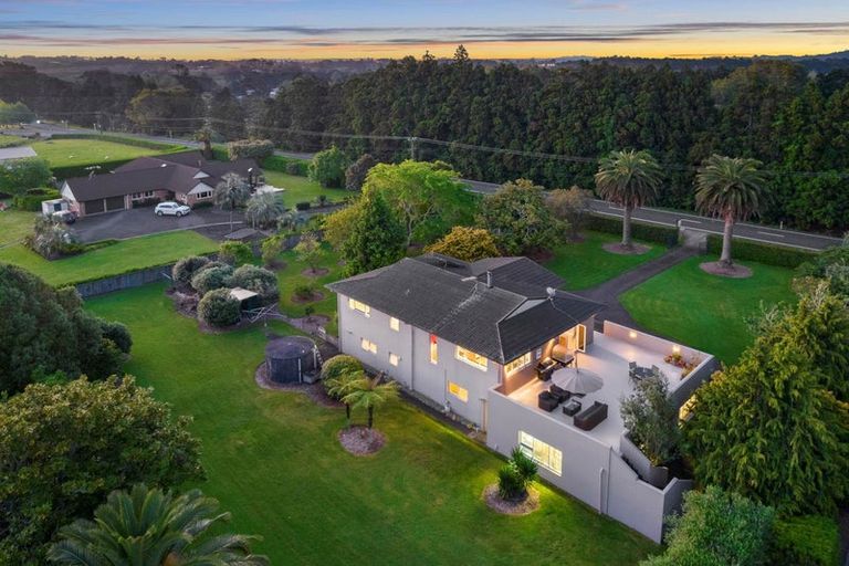 Photo of property in 873 Waitakere Road, Kumeu, 0891