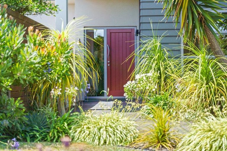 Photo of property in 35 Simpson Crescent, Raumati Beach, Paraparaumu, 5032