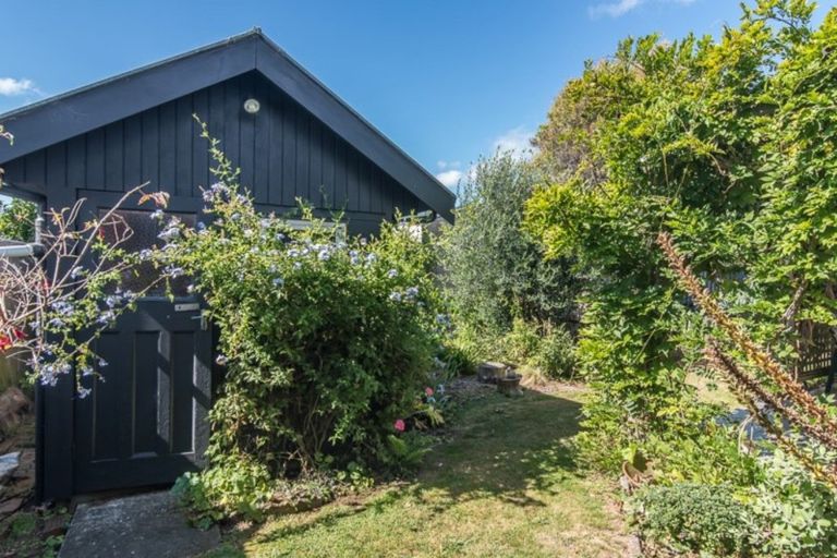 Photo of property in 52 Rewarewa Crescent, Waikanae, 5036