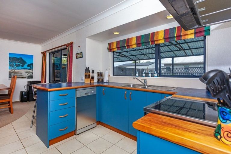 Photo of property in 102 Whitby Place, Whangamata, 3620