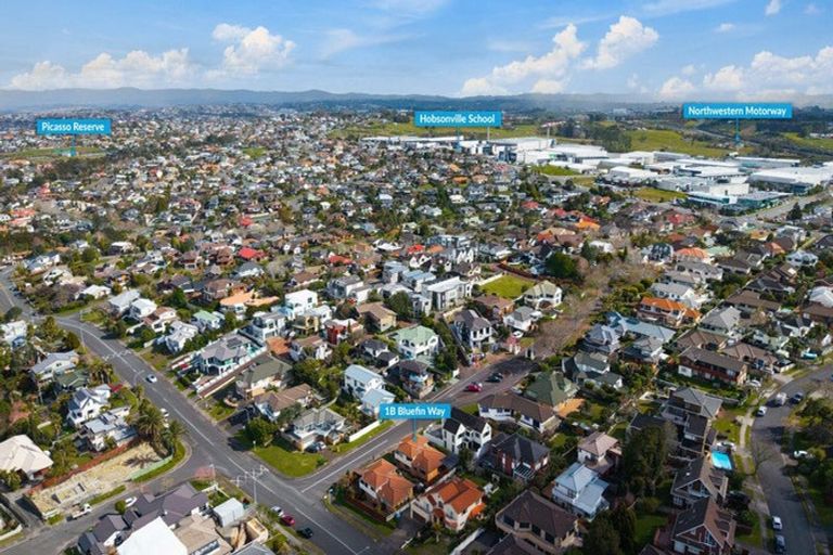 Photo of property in 2/1 Bluefin Way, West Harbour, Auckland, 0618