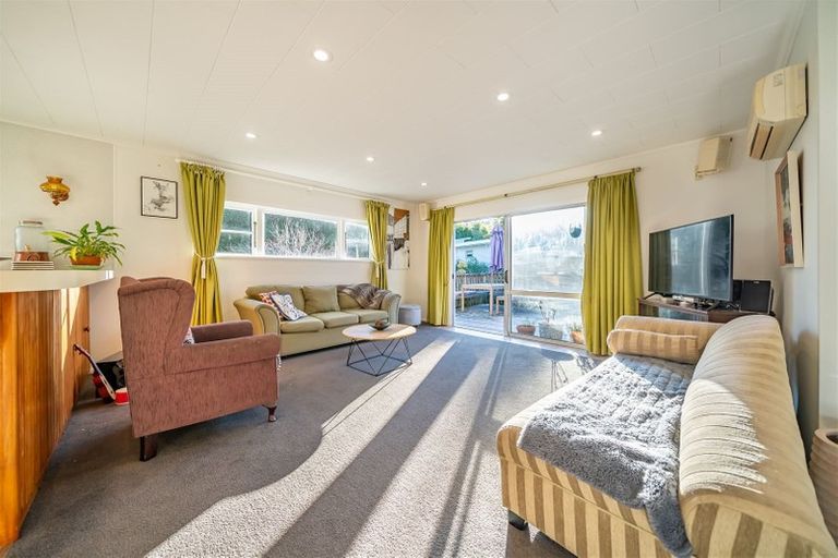 Photo of property in 86 Pinehaven Road, Pinehaven, Upper Hutt, 5019