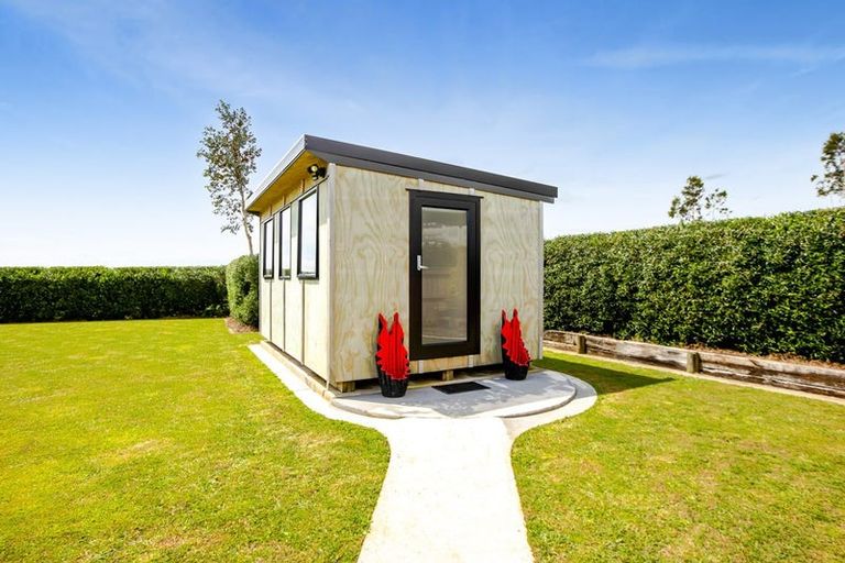 Photo of property in 135 Sealy Road, Omata, New Plymouth, 4374