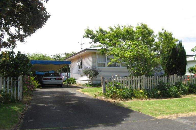 Photo of property in 27 Tarata Crescent, Mangere Bridge, Auckland, 2022