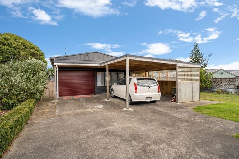 Photo of property in 32 Eruini Street, Waikanae Beach, Waikanae, 5036