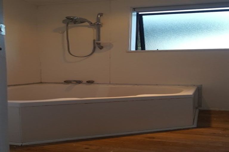 Photo of property in 2/14 Strabo Place, Windsor Park, Auckland, 0632