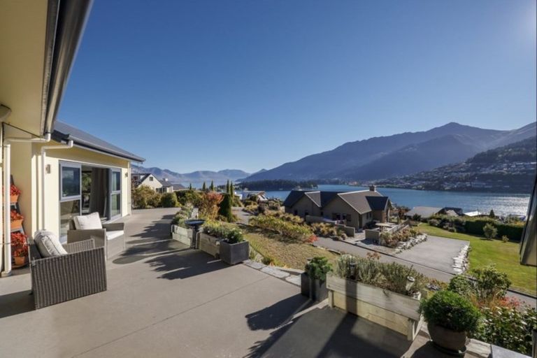 Photo of property in 5 Milward Place, Kelvin Heights, Queenstown, 9300