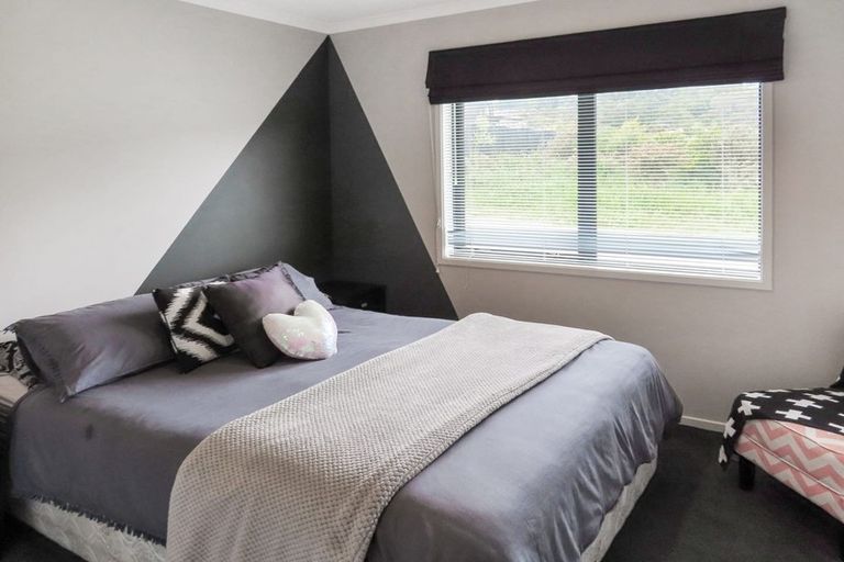 Photo of property in 76 Sunstone Crescent, Timberlea, Upper Hutt, 5018