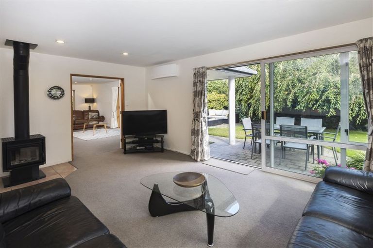 Photo of property in 16 Huntingdon Place, Avonhead, Christchurch, 8042