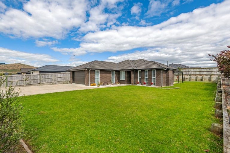Photo of property in 13 Mediterranean Grove, Fitzherbert, Palmerston North, 4410