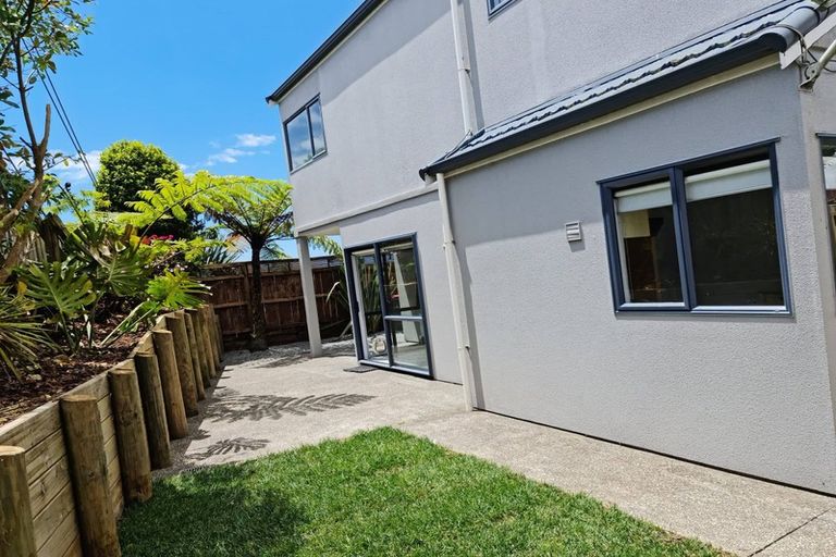 Photo of property in 1/35 Highgrove Lane, Totara Vale, Auckland, 0632