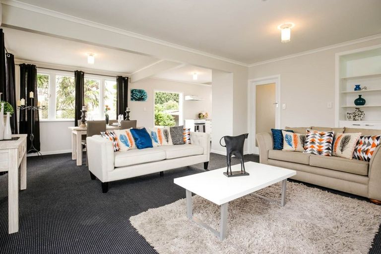Photo of property in 10 Royal View Road, Te Atatu South, Auckland, 0610