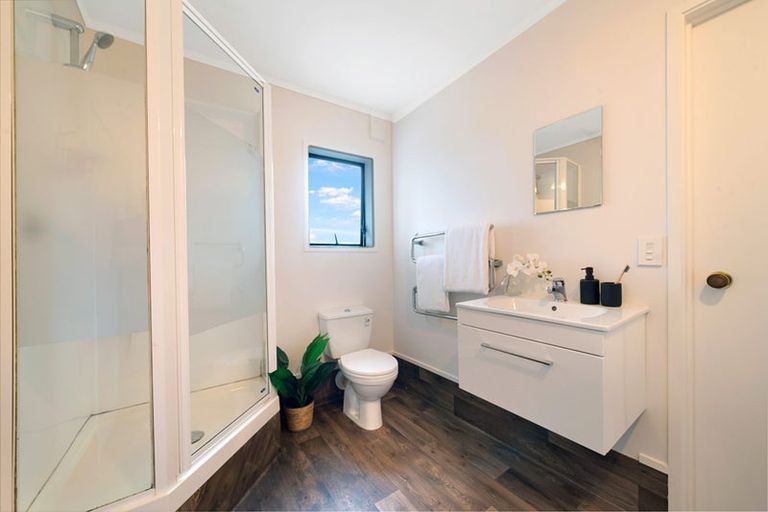 Photo of property in 2/12 Grimshaw Place, Henderson, Auckland, 0612